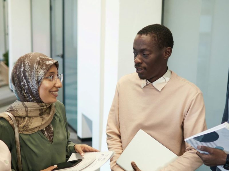 La SRSA est mandatée par l’AMSSA pour mener une consultation sectorielle et recueillir des commentaires sur leurs services indirects financés par IRCC.